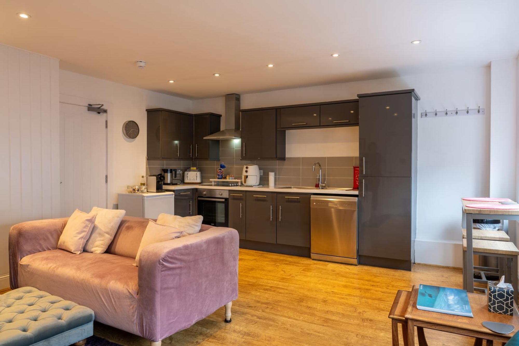 Cute 1 Bed Apartment 2 Mins From The Sea - Sleeps 4, Flat 8 The Gables, Church Street, Лайм Риджис Екстериор снимка