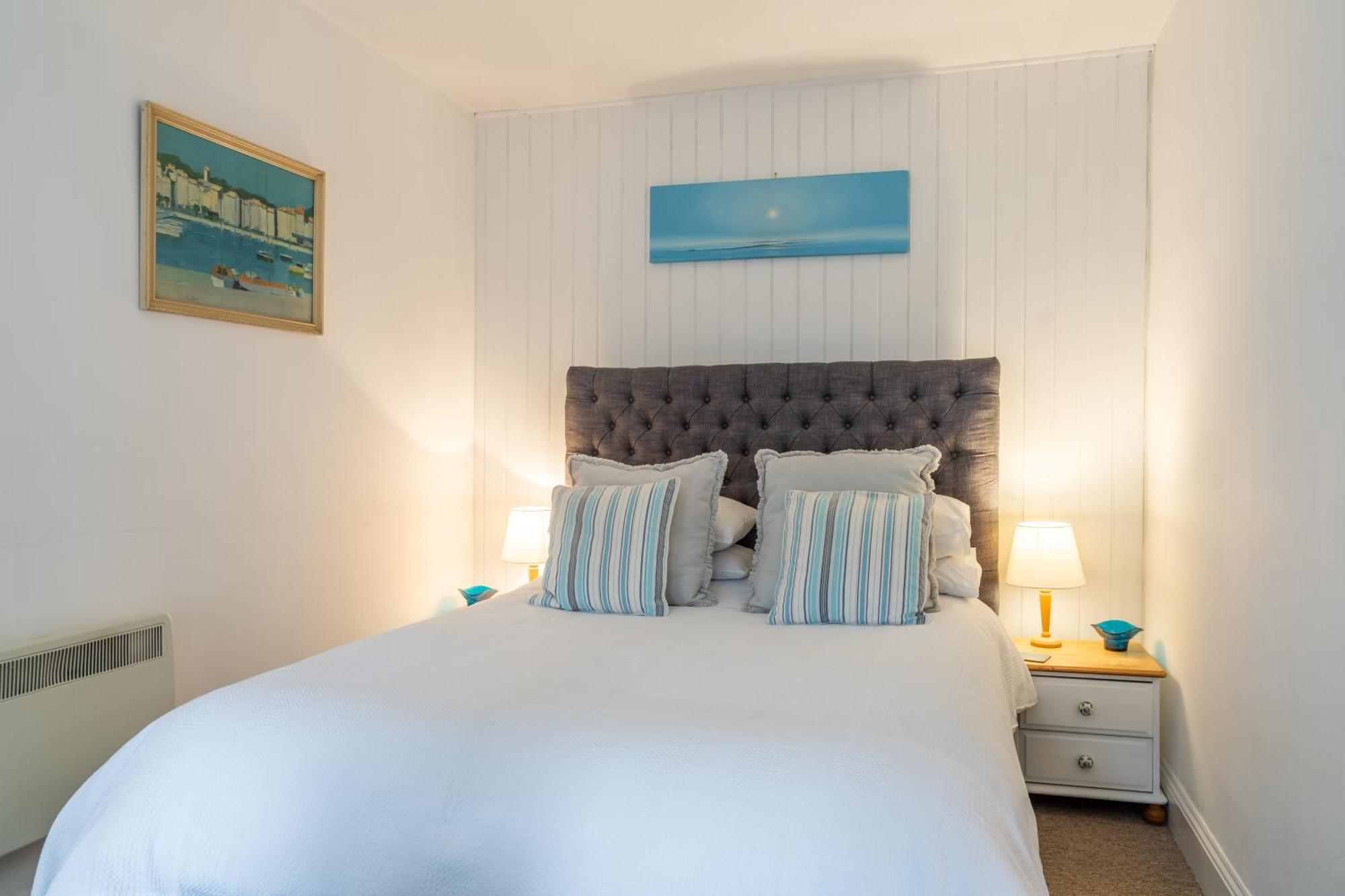 Cute 1 Bed Apartment 2 Mins From The Sea - Sleeps 4, Flat 8 The Gables, Church Street, Лайм Риджис Екстериор снимка