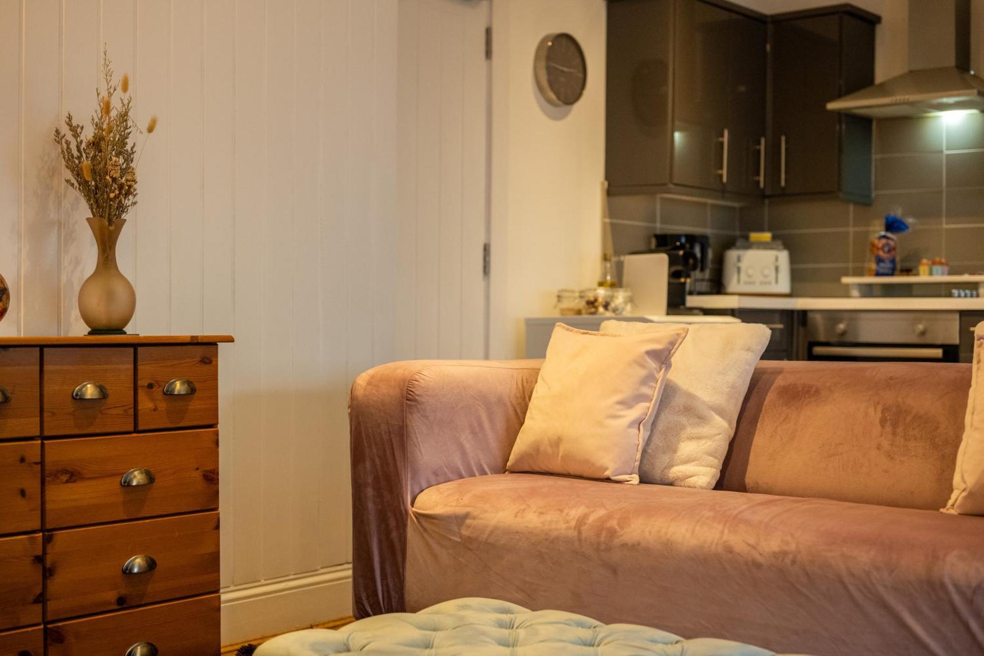 Cute 1 Bed Apartment 2 Mins From The Sea - Sleeps 4, Flat 8 The Gables, Church Street, Лайм Риджис Екстериор снимка